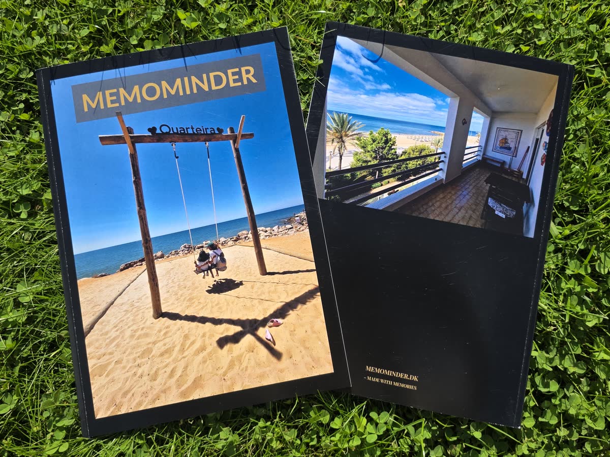 Forsiden og bagsiden af et trykt MemoMinder-magasin
